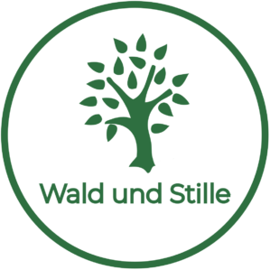 Logo: Ein grüner Baum und darunter in grüner Schrift der Name "Wald und Stille".